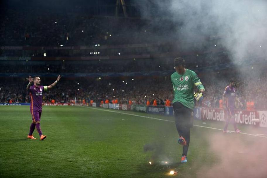 E&#39; lo stesso Wesely Sneijder a chiedere ai tifosi turchi di interrompere il lancio di fumogeni. Afp